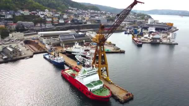 Aproximándose Grúa Amarilla Grande Bergen Harbor Noruega Aerial Footage — Vídeo de stock