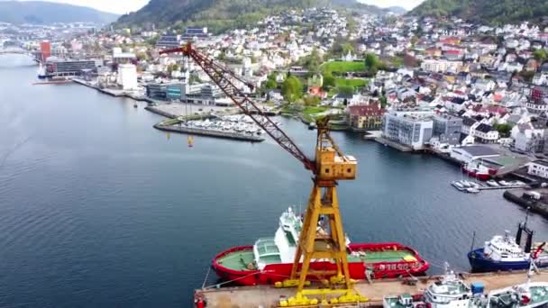 Bergen Harbor Con Grúa Amarilla Vieja Barrio Noruega Aerial Footage — Vídeo de stock