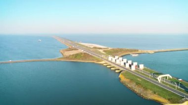 Enclosure Barajı (Afsluitdijk): Barajın Uzun Yolunda Kamyon ve Arabalar Sürülüyor - Friesland, Hollanda 4K Drone Görüntüleri