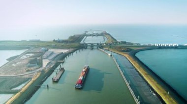 Enclosure Barajı (Afsluitdijk): Büyük Kargo Gemisi Barajı Yeni Geçti, Trafik Sıkışması Yeniden Başlıyor - Friesland, Hollanda 4K Drone Görüntüsü