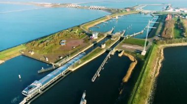 Enclosure Barajı (Afsluitdijk): Büyük Kargo Gemisi Çok Dar Sluice - Friesland, Hollanda 4K Drone Görüntüleri