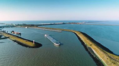 Enclosure Baraj (Afsluitdijk): Arkasında Baraj Barajı olan Büyük Kargo Gemisi - Friesland, Hollanda 4K Drone Görüntüleri