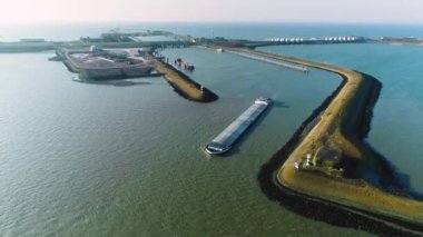 Enclosure Baraj (Afsluitdijk): Sluice ile Büyük Kargo Gemisi - Friesland, Hollanda 4K Drone Görüntüleri