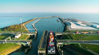 (One Minute Video) Muhafaza Barajı (Afsluitdijk): Büyük Kargo Gemisi Sluice - Friesland, Hollanda 4K Drone Görüntüleri