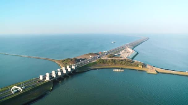 Enclosure Dam Afsluitdijk Ένα Ρεύμα Αυτοκινήτων Και Φορτηγών Που Διασχίζουν — Αρχείο Βίντεο