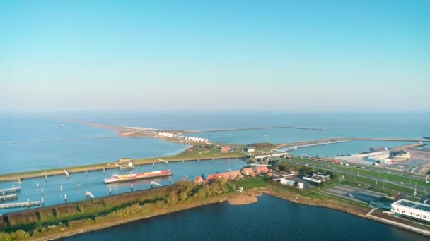 Afsluitdijk Nederländerna Mars 2020 Kapslingsdamm Afsluitdijk Stort Lastfartyg Närmar Sig — Stockvideo