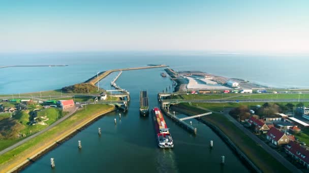 エンクロージャーダム アシュヴァルディケイク エンクロージャダムを通過する大型貨物船 ブリッジは 道路を回すことによって開かれています 180 フリースランド オランダの4Kドローンフットステージ — ストック動画