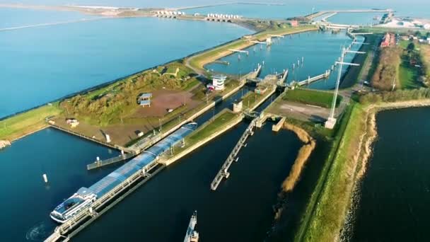 Zapora Osłonowa Afsluitdijk Duży Statek Towarowy Wpływający Bardzo Wąskiej Śluzy — Wideo stockowe