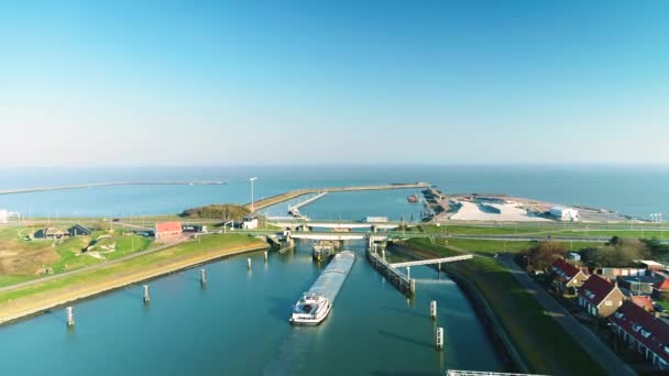 Zapora Osłonowa Afsluitdijk Duży Statek Towarowy Wchodzący Pod Most Ruchem — Wideo stockowe