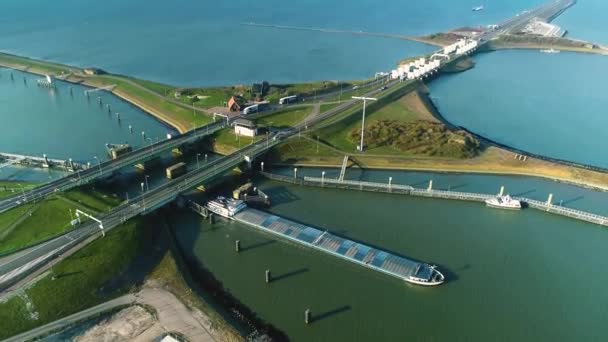 エンクロージャーダム アシュヴァルディク 大きな貨物船が橋を渡った フリースランド オランダ 4Kドローンフッテージ — ストック動画