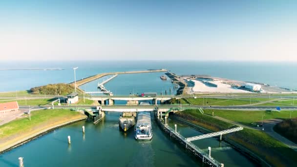 Diga Recinzione Afsluitdijk Grande Nave Carico Che Passa Sotto Ponte — Video Stock