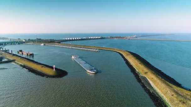 围护坝 Afsluitdijk 大型货船 其后面有围护坝 荷兰弗里斯兰 4K无人机形象 — 图库视频影像