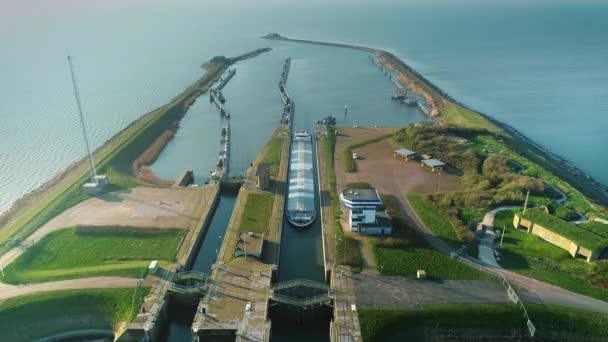 1分間のビデオ エンクロージャーダム アシュヴァルディク 大型貨物船が慎重にスイスを入力 フライスランド オランダ ドローンフッテージ — ストック動画