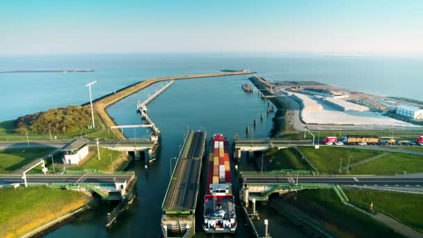 1分間のビデオ エンクロージャーダム アシュヴァルディク 大型貨物船が慎重にスイスを入力 フライスランド オランダ ドローンフッテージ — ストック動画