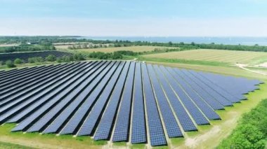 Küçük Tekneli Güneş Parkı Flevoland, Hollanda, 4K İnsansız Hava Aracı