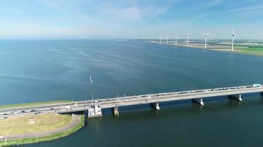Trafik Sıkışması Başlıyor, Uzak Rüzgar Türbinleri - Flevoland, Hollanda, 4K Drone Görüntüleri