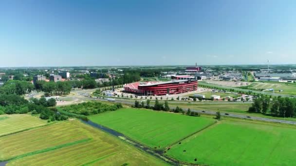 Alkmaar Nederland 2020 Afas Football Stadium Alkmaar Met Koeien Voorgrond — Stockvideo