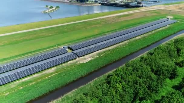 Usina Com Fileiras Painéis Solares Revelar Flevoland Holanda Drone Footage — Vídeo de Stock