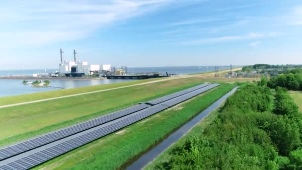 Power Plant Rows Solar Panels Lähestymis Flevoland Alankomaat Drone Footage — kuvapankkivideo