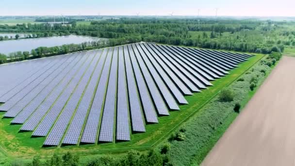 Drei Weitläufige Solarparks Und Entfernte Windkraftanlagen Dynamischer Schuss Flevoland Niederlande — Stockvideo