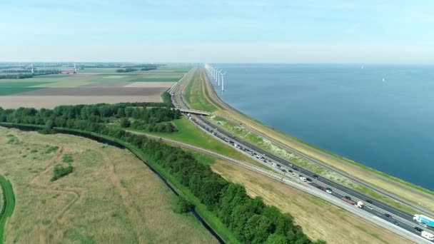 Atasco Tráfico Con Aerogeneradores Distancia Flevoland Países Bajos Drone Filmación — Vídeos de Stock