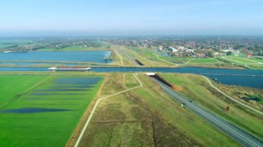 Bir su kemerine yaklaşan kargo gemisi Friesland, Hollanda 4K İHA görüntüsü.