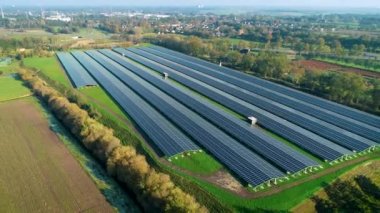 Güneş Parkı 'nın Sürdürülebilir Enerji Sağlama Genel Görünümü - Garijp, Friesland, Hollanda 4K İHA Görüntüleri