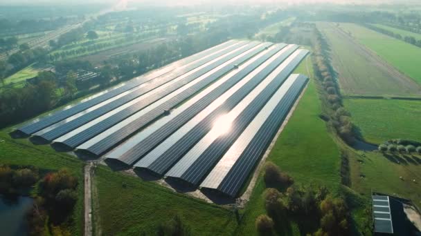 Big Solar Park Proporciona Energía Sostenible Toda Aldea Moviéndose Izquierda — Vídeos de Stock