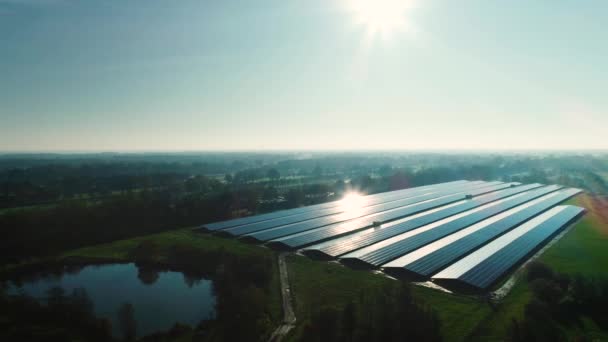 Big Solar Park Proporciona Energía Sostenible Pueblo Entero Alto Contraste — Vídeos de Stock
