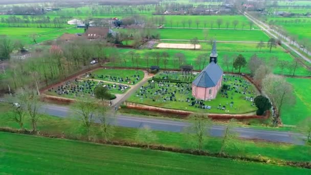 Igreja Reformada Wijnjeterp Com Cemitério Frísia Holanda Drone Footage — Vídeo de Stock