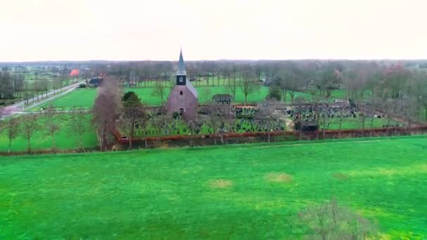 Реформатская Церковь Вейнйтерпа Кладбищем Фрисланд Нидерланды Drone Footage — стоковое видео