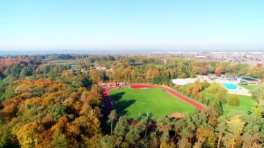 Güzelim Sonbahar Ormanı içinde Koşu Pisti ve Yüzme Havuzu Sağda - Overijssel, Hollanda, 4K Drone Görüntüsü