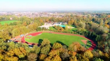 Güzel bir Sonbahar Ormanı içinde Koşu Pisti ve Yüzme Havuzu Yükseliyor - Overijssel, Hollanda, 4K İnsansız Hava Aracı Görüntüsü