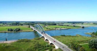Trafiği ve Küçük Teknesi olan IJssel Köprüsü - Zwolle, Hollanda, 4K Drone Görüntüleri