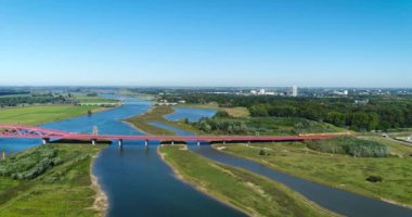 IJssel Nehri üzerindeki Hanzeboog Köprüsü 'nden geçen bir trenin ardından - Zwolle, Hollanda, 4K Drone Görüntüsü