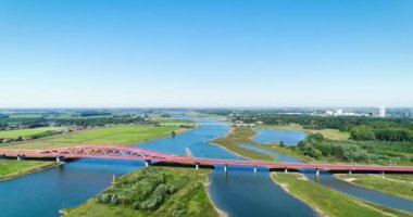 IJssel Nehri üzerindeki Hanzeboog Köprüsünü Geçen Bir Tren - Zwolle, Hollanda, 4K Drone Görüntüsü
