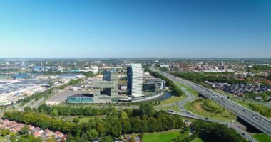 ZWOLLE, NETHERLANDS 2019 EYLÜL: The Engie, ABN AMRO and Essent Building Complex yanındaki A28 / E232 Otoyolu, İleri Taşıma - 4K Drone Video
