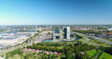 ZWOLLE, NETHERLANDS 2019 EYLÜL: The Engie, ABN AMRO and Essent Building Complex yanındaki A28 / E232 Highway, Moving Right - 4K Drone Video