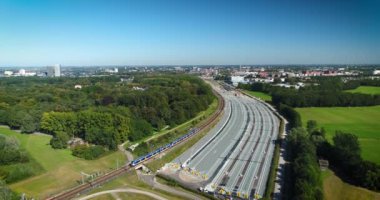 Hızlı tren boş tren raylarından geçiyor Zwolle, Hollanda, 4K İHA görüntüsü