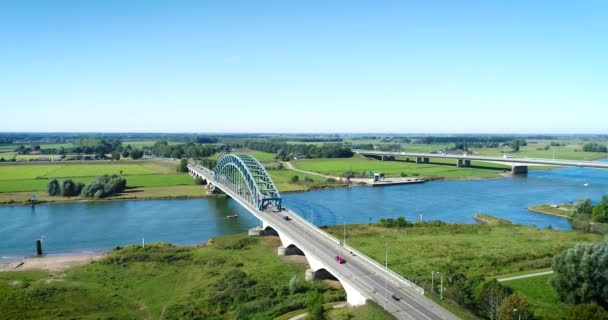 Puente Ijssel Con Tráfico Pequeño Barco Zwolle Países Bajos Drone — Vídeo de stock
