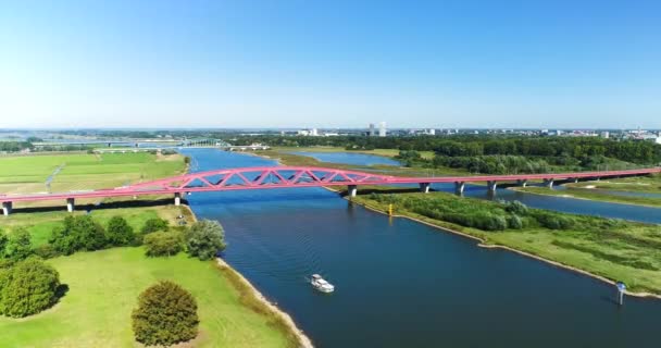 Kleines Boot Der Red Hanzeboog Bridge Vorbei Zwolle Niederlande Drohnenaufnahmen — Stockvideo