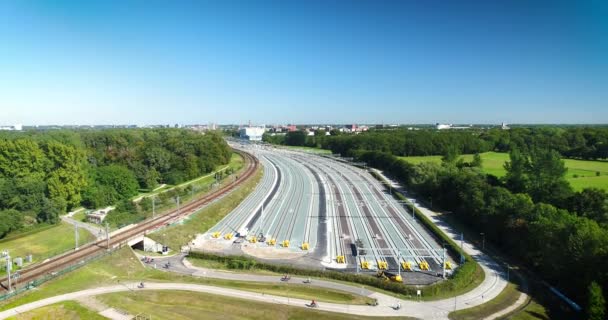 Boş Tren Raylarının Yanından Bisikletle Geçiş Zwolle Hollanda Drone Görüntüleri — Stok video