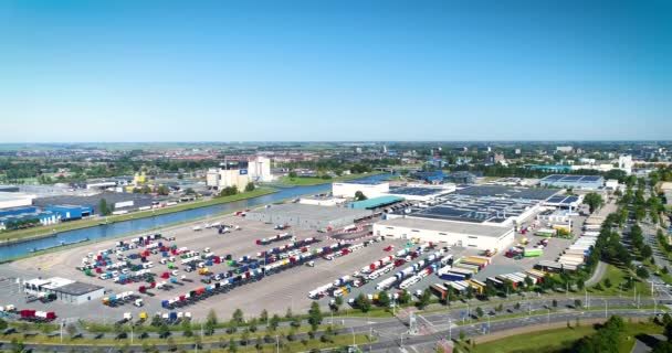 Almacenamiento Colorido Camiones Fábrica Industrial Moviéndose Izquierda Zwolle Países Bajos — Vídeo de stock