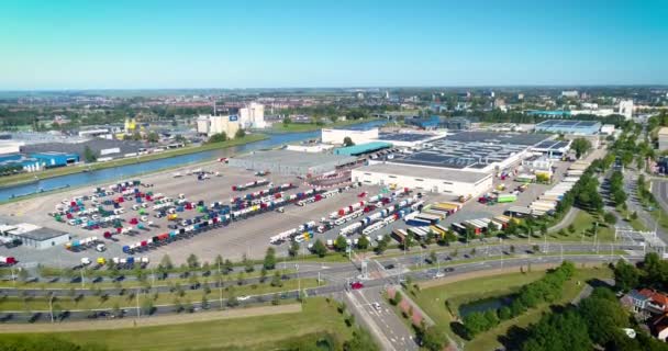 Kolorowe Przechowywanie Samochodów Ciężarowych Fabryce Przemysłowej Zooming Zwolle Holandia Drone — Wideo stockowe