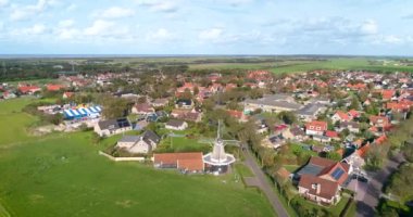 Hollanda Adası Ameland 'da Geleneksel Yel Değirmeni - Hollum, Ameland, Hollanda, 4K İnsansız Hava Aracı Görüntüsü