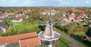 Hollanda 'nın Ameland Adası' ndaki Geleneksel Yel Değirmeni - Hollum, Ameland, Hollanda, 4K Drone Görüntüleri