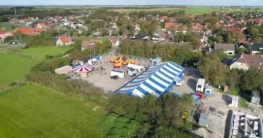 Hollanda Ameland Adası 'nda Yıllık Fuar - Hollum, Ameland, Hollanda, 4K Drone Görüntüleri