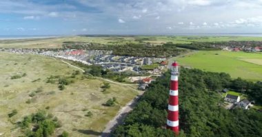 Ameland Deniz Feneri, Tatil Evleri ve Kumulları, Daire Çekimi - Ameland, Hollanda, 4K İnsansız Hava Aracı Görüntüsü