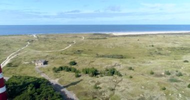 Ameland Deniz Feneri, Kuzey Denizi ve Kumulları, Reveal Shot - Ameland, Hollanda, 4K Drone Görüntüleri