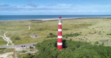 Ameland Deniz Feneri, Arkaplanda Kumullar - Ameland, Hollanda, 4K Drone Görüntüleri